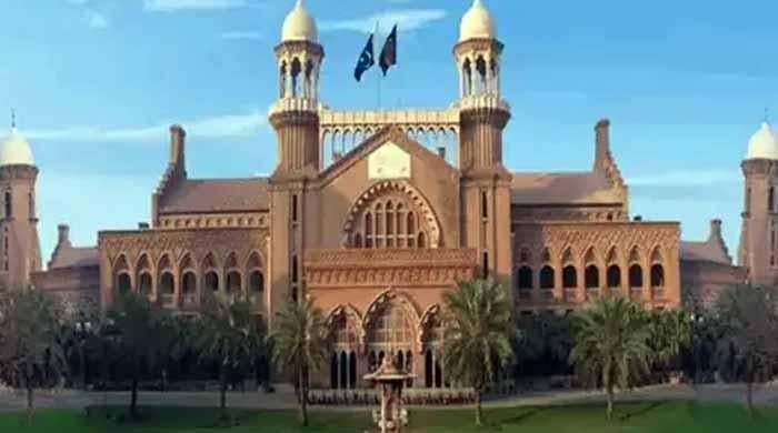 ’بچوں کی ٹانگیں زمین پر لگتی نہیں اور موٹر سائیکل دیدیتے ہیں‘: عدالت نے موٹروہیکل آرڈیننس ترامیم کیخلاف درخواست نمٹادی