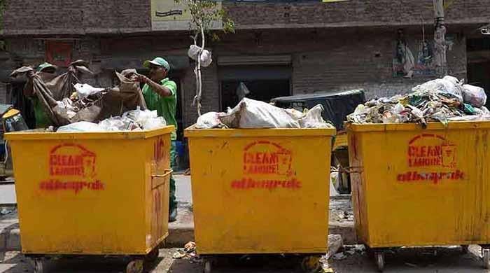 پنجاب حکومت کا گندگی پھیلانے والوں پر بھی جرمانے عائد کرنےکا فیصلہ 