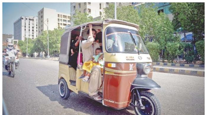 کراچی: شہر کی مزید 6 اہم شاہراہوں پر 2 اور 4 سیٹر رکشوں کے داخلے پر پابندی عائد