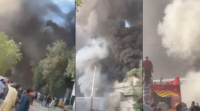 کراچی ایکسپورٹ پروسیسنگ زون میں گارمنٹس فیکٹری میں آتشزدگی سے فیکٹری کی عمارت گرگئی