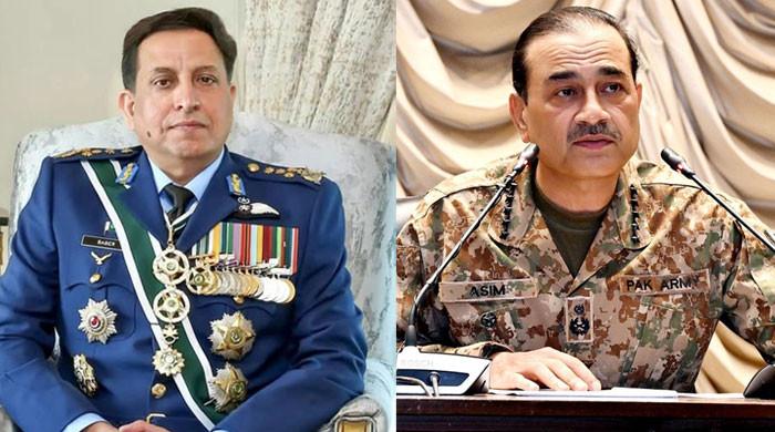 فیلڈ مارشل کی بطور چیف آف ڈیفنس فورسز تعیناتی اور ائیر چیف مارشل کی مدت ملازمت میں توسیع کے نوٹیفکیشن جاری