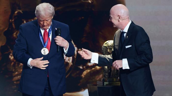 فیفا نے امریکی صدر ڈونلڈ ٹرمپ کو امن ایوارڈ سے نواز دیا
