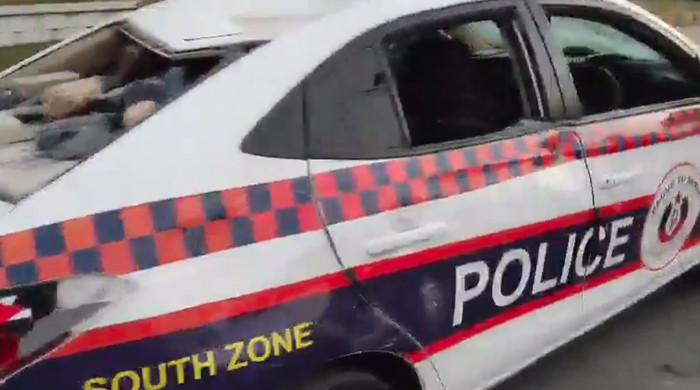 کراچی میں ایف ٹی سی پر سندھی ثقافت ریلی کے شرکا کا پتھراؤ،  پولیس کی گاڑی کے شیشے توڑ دیے