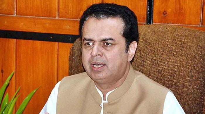 فوج اور اس کے سربراہ پر تنقید بلیک میلنگ ہے یہ لوگ پھر اقتدار چاہتے ہیں: طلال چوہدری