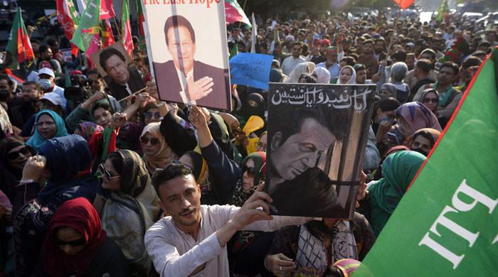 پی ٹی آئی اور آستین کا سانپ