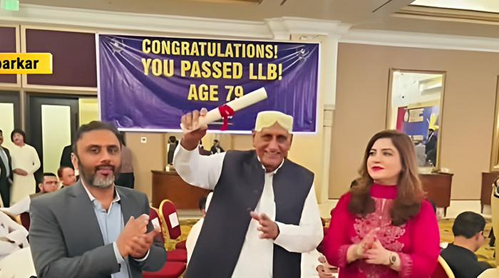 علم کیلئے عمر کی کوئی قید نہیں، تھرپارکر کے 79 سالہ ریٹائرڈ ٹیچر نے قانون کی ڈگری حاصل کرلی