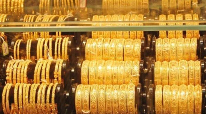 سونے کی فی تولہ قیمت میں سینکڑوں روپے کی کمی