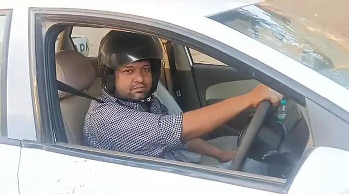 بھارت میں انوکھا واقعہ، پولیس نے کار چلاتے وقت ہیلمٹ نہ پہننے پر شہری کا چالان کردیا