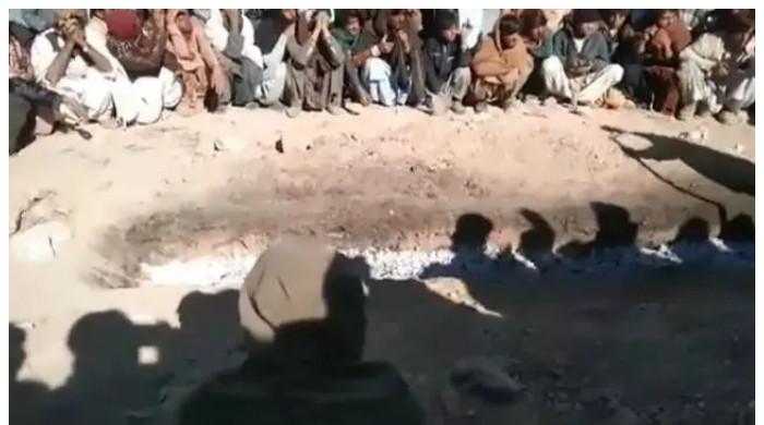 بلوچستان: جرگے نے چوری کے شبے میں 8 افراد کو دہکتے انگاروں پر چلا دیا
