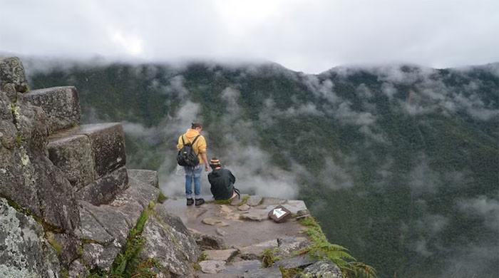 سیلفی لینے کی کوشش میں 130 فٹ اونچی پہاڑی سے نیچے گرنیوالا شخص کرشماتی طور پر زندہ بچ گیا