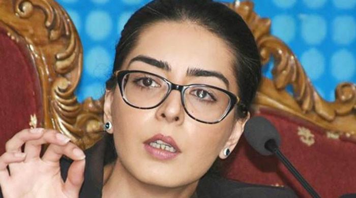 سپریم کورٹ نے متنازع ٹوئٹ کیس میں ایمان مزاری کیخلاف ٹرائل روکنے کا حکم دے دیا