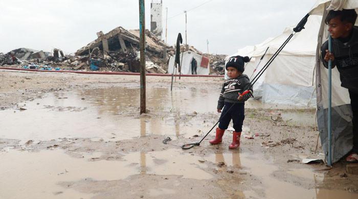 غزہ میں موسم سرما کی بارش، ناقابلِ برداشت ٹھنڈ سے 8 ماہ کی بچی جان کی بازی ہار گئی