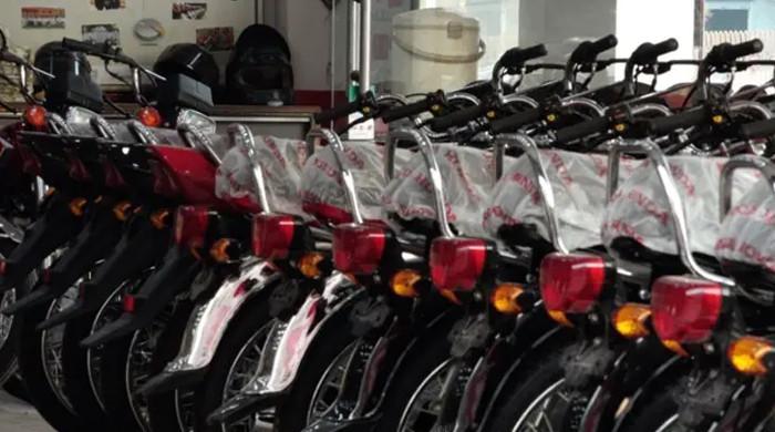 لاہور: موٹرسائیکلیں قسطوں پرفروخت کرنے والے شہری کےنام پر 23 لاکھ سے زائدکے ٹریفک چلان ہوگئے