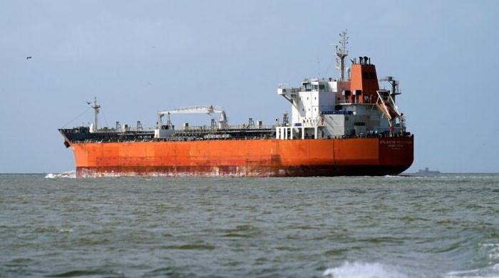 ایران نے خلیج عمان میں آئل ٹینکر قبضے میں لے لیا، عملے کے 18 افراد بھی زیر حراست