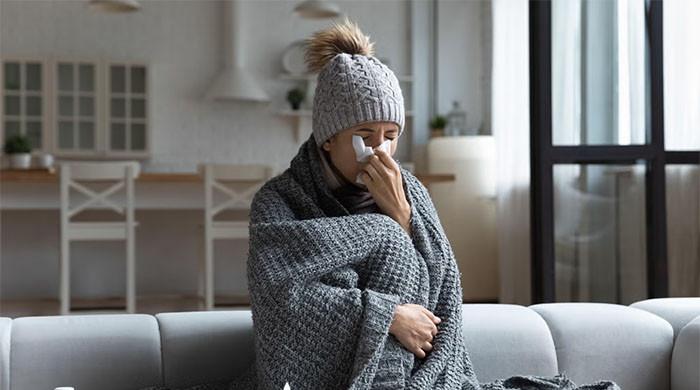 آپ کو عام نزلہ زکام ہے یا سپر فلو؟ دونوں میں فرق کرنے والی علامات کے بارے میں جانیں