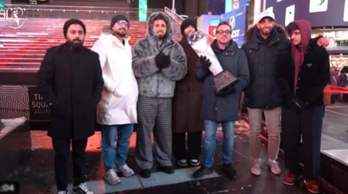 نیویارک کے ٹائمز اسکوائر میں پی ایس ایل کے رنگ بکھر گئے، ٹرافی کی شاندار نمائش