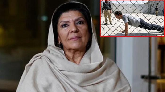 عمران خان کی ایک تصویر سوشل میڈیا پر آئی ہے، مجھے لگتا ہے وہ تصویر اصل ہے لیکن پرانی ہے: علیمہ خان