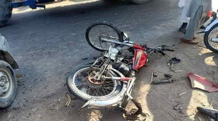 کراچی: ڈمپر اور مسافر کوچ کی ریس میں ایک موٹرسائیکل سوار جان سے گیا