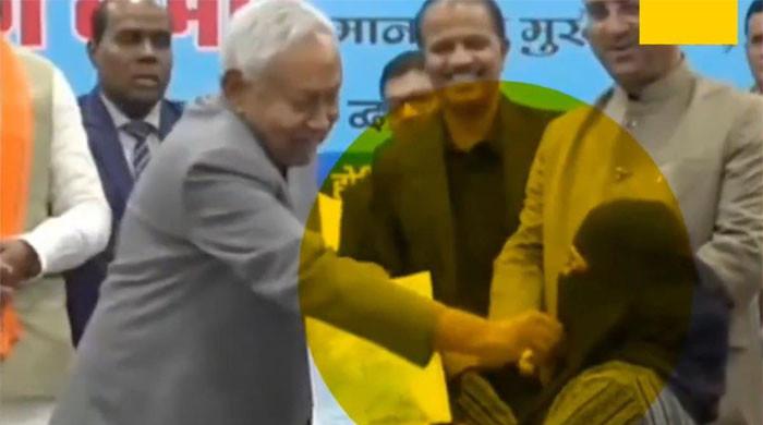 عوامی عہدیدار کا حجاب کو زبردستی ہٹانا عورت کی عزت پر حملہ ہے: ایمنسٹی انٹرنیشنل