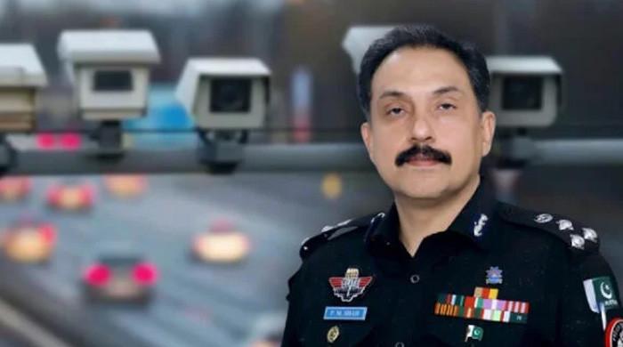 کراچی: جعلی نمبرپلیٹس والے مجرم ہیں انہیں جیل بھیجنا چاہیے، ڈی آئی جی ٹریفک