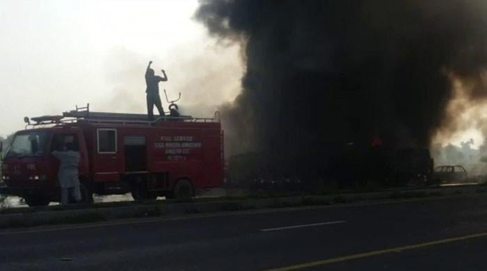 ژوب ٹرک اڈہ میں کھڑے آئل ٹینکر اور کوئلےکے ٹرک میں آگ لگنے سے 16افراد زخمی