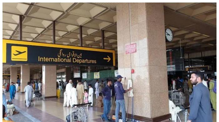 کراچی ائیرپورٹ پر مسافر کا پاسپورٹ پھاڑنے کا واقعہ، نجی ائیرلائن کا عملہ قصوروار قرار