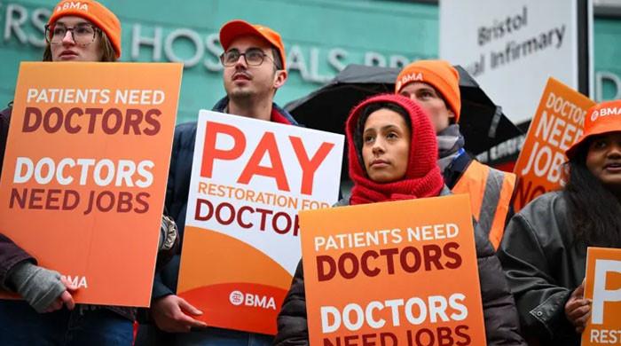انگلینڈ میں ڈاکٹروں کی ہڑتال، 70 ہزار آپریشنز اور اپوائٹمنٹس ملتوی ہونے کا خدشہ