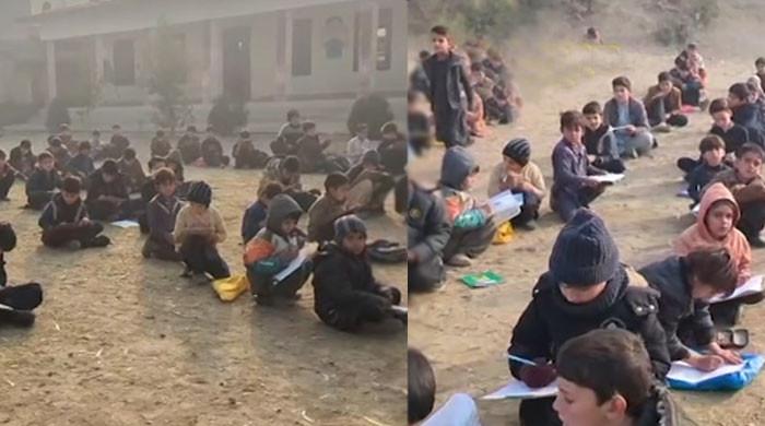 ضلع مہمندکے سرکاری اسکول میں طلبہ شدید سردی میں زمین پر بیٹھ کر تعلیم حاصل کرنے پر مجبور