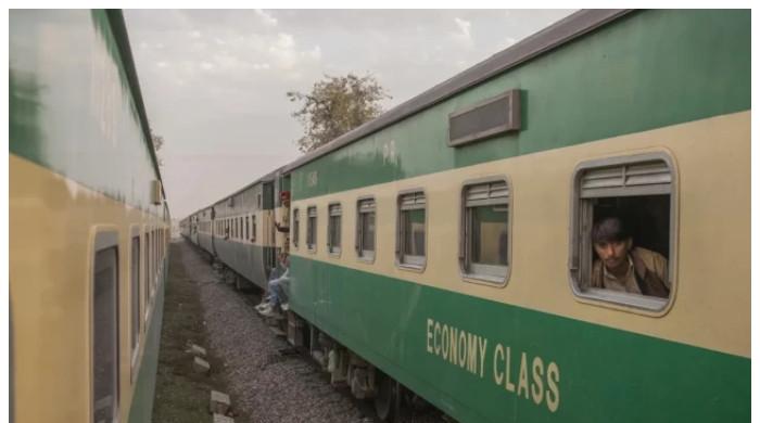 ٹرینوں میں کیمرے لگانے کا فیصلہ کر لیا، وزیر ریلوے