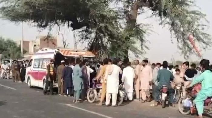 سرگودھا میں مسافر وین درخت سے ٹکرا گئی، 4 افراد جاں بحق