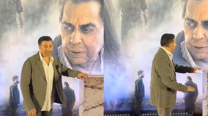 سنی دیول والد کا پوسٹر دیکھ کر جذباتی ہوگئے