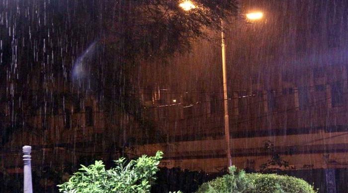 شہر قائد میں موسم سرما کی پہلی بارش، سردی کی شدت میں اضافہ