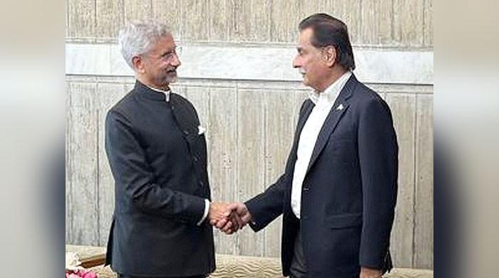 بھارتی وزیر خارجہ کی ڈھاکا میں اسپیکر قومی اسمبلی سے ملاقات، مصافحہ بھی کیا