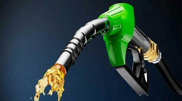 حکومت نے پیٹرول کی قیمت میں 10 روپے سے زائد کمی کردی