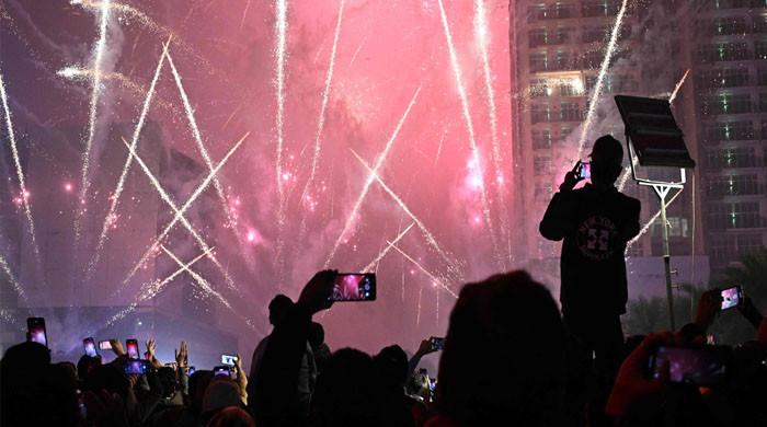 ملک بھر میں نئے سال کا پرتپاک استقبال، مختلف شہروں میں شاندار آتشبازی کا مظاہرہ 