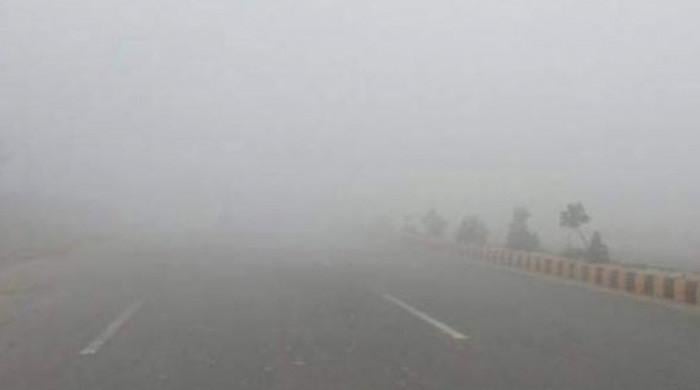 پنجاب، پختونخوا اور سندھ کے مختلف حصوں میں شدید دھند، گاڑیاں چلانا انتہائی خطرناک ہوگیا