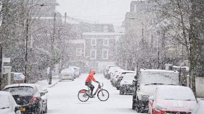 برطانیہ میں شدید برفباری کا الرٹ جاری، سفری نظام متاثر ہونے کا خدشہ