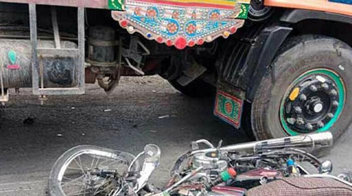 کراچی: لانڈھی میں ٹریلر کی ٹکر سے موٹرسائیکل سوار خاتون جاں بحق