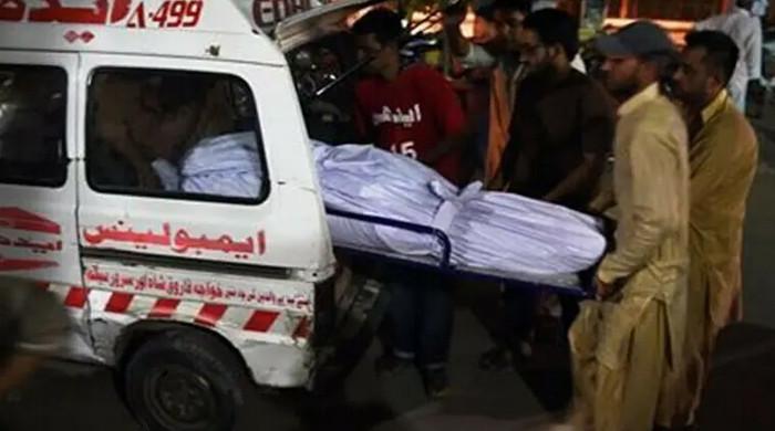 کراچی کے علاقے مائی کلاچی کے قریب مین ہول سے 15روز پرانی 4 لاشیں برآمد