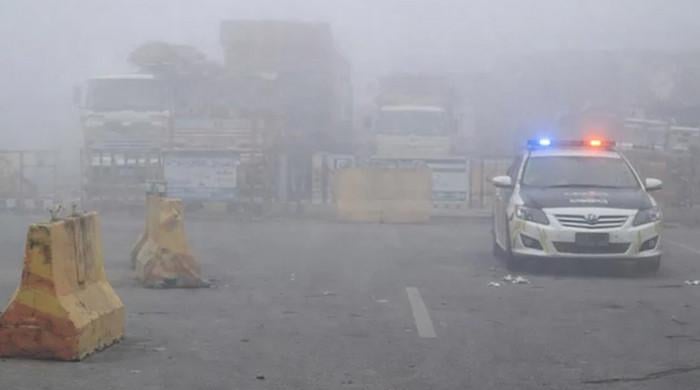 ملک کے میدانی علاقوں میں شدید دھند، پروازیں متاثر، موٹرویز کئی مقامات پر ٹریفک کیلئے بند 