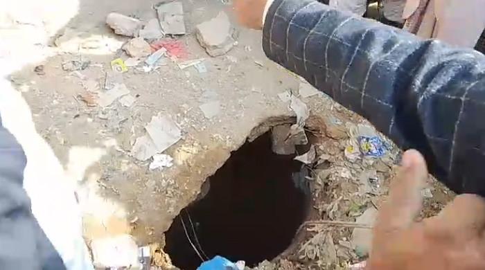 کراچی: خواتین سمیت 5 افراد کھلے نالے میں گر گئے، بیہوشی کی حالت میں اسپتال منتقل