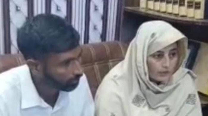 پاکستانی پسند کی شادی کرنیوالی بھارتی خاتون کو واپس بھیجنے کیلئے واہگہ بارڈرپہنچادیاگیا