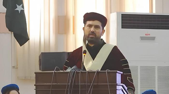 'قومی زبان اردو ہے، اگلی بار انگلش میں تقریر ہوئی تو غصہ آجائے گا'، وزیراعلیٰ کے پی وائس چانسلر کی تقریر پر ناخوش