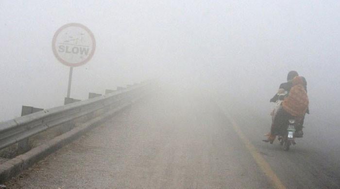 پنجاب، بالائی سندھ اور خیبرپختونخوا کے میدانی علاقوں میں شدید دھند، موٹرویز بند