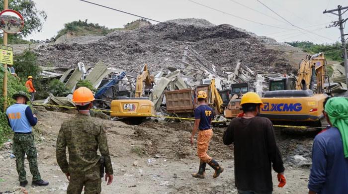 فلپائن: کچرے کے ڈھیر تلے دب کر ایک خاتون ہلاک، درجنوں لاپتا