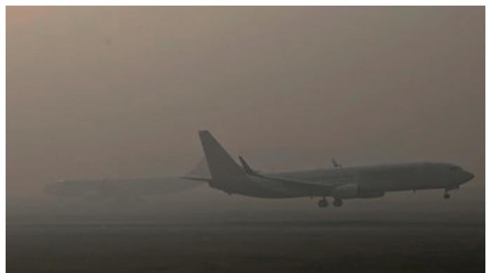 ملک میں شدید دھند کے باعث موٹرویز بند، لاہور میں فلائٹ شیڈول بھی جزوی متاثر