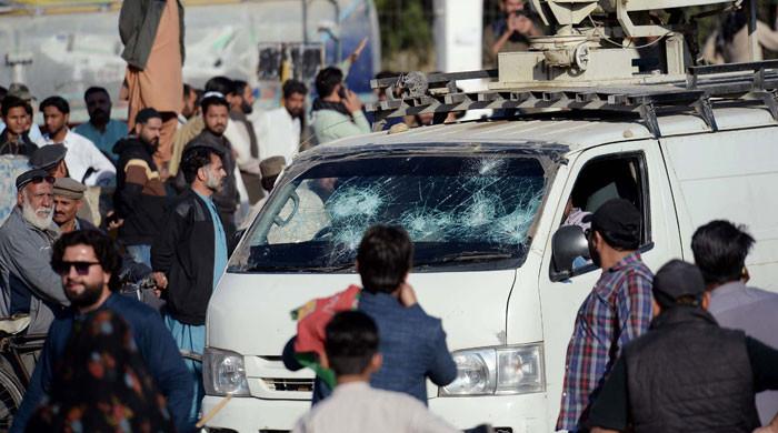 کراچی یونین آف جرنلسٹس کی صحافیوں پرپی ٹی آئی کارکنوں کے تشدد کی مذمت، وزیرداخلہ سندھ نے واقعے کا نوٹس لے لیا