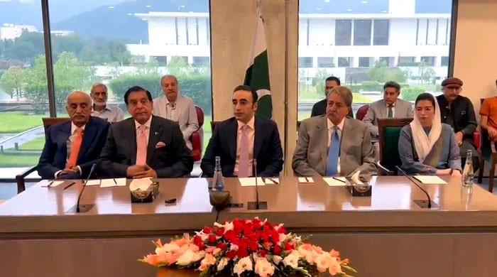 صدر کے دستخط کے بغیر آرڈیننس کا اجرا، پی پی کا ایوان سے واک آؤٹ، پارلیمانی پارٹی اجلاس بلالیا