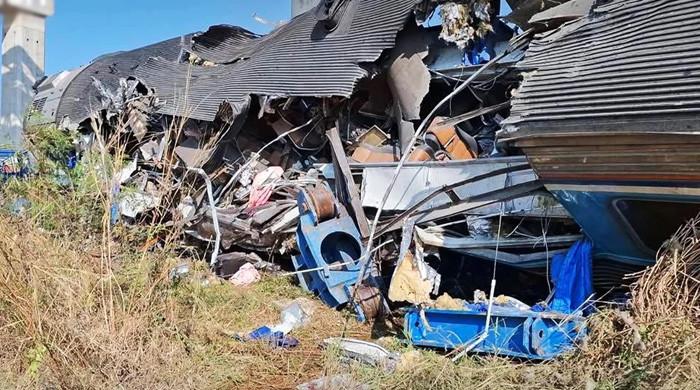 تھائی لینڈ: مسافر ٹرین پٹری پر گری کرین سے ٹکرا گئی، 22 افراد ہلاک