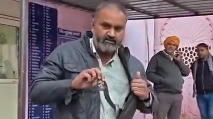 ویڈیو: سانپ کے کاٹنے کے بعد متاثرہ شخص سانپ جیکٹ میں ڈال کر اسپتال لے آیا